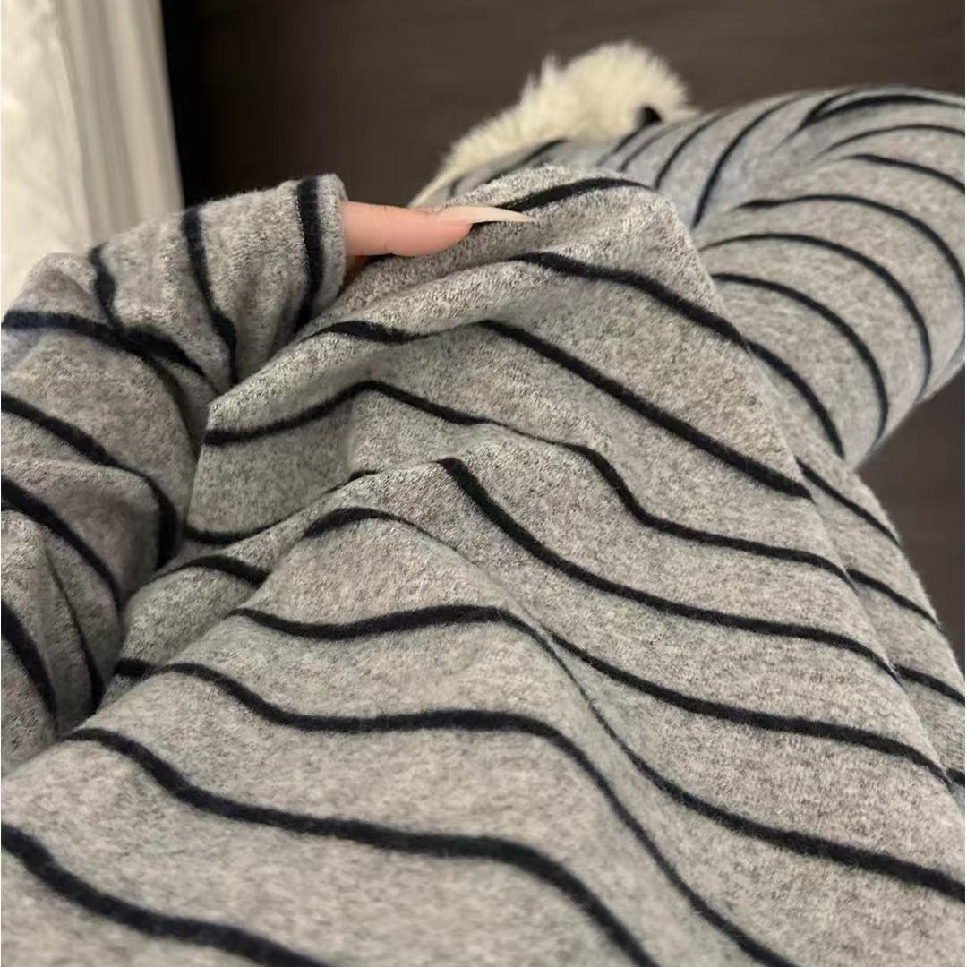 Al por mayor transfronterizo de terciopelo rayado pijama de mujer otoño invierno cuello redondo manga larga nuevo suelto simple red set de ropa para el hogar