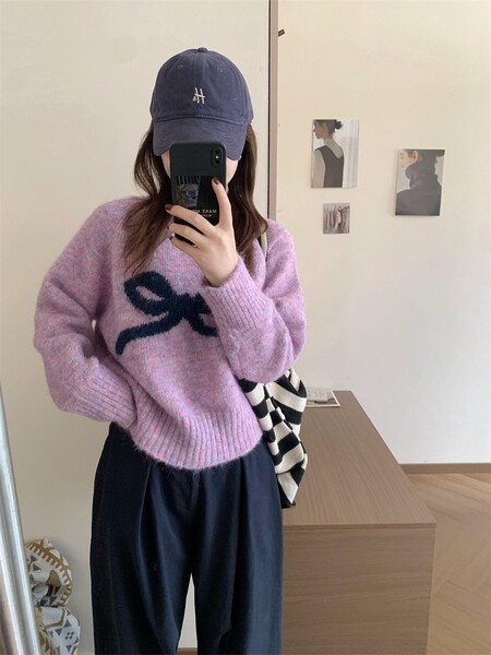 Demi-season knitted sweater with a round collar with bow