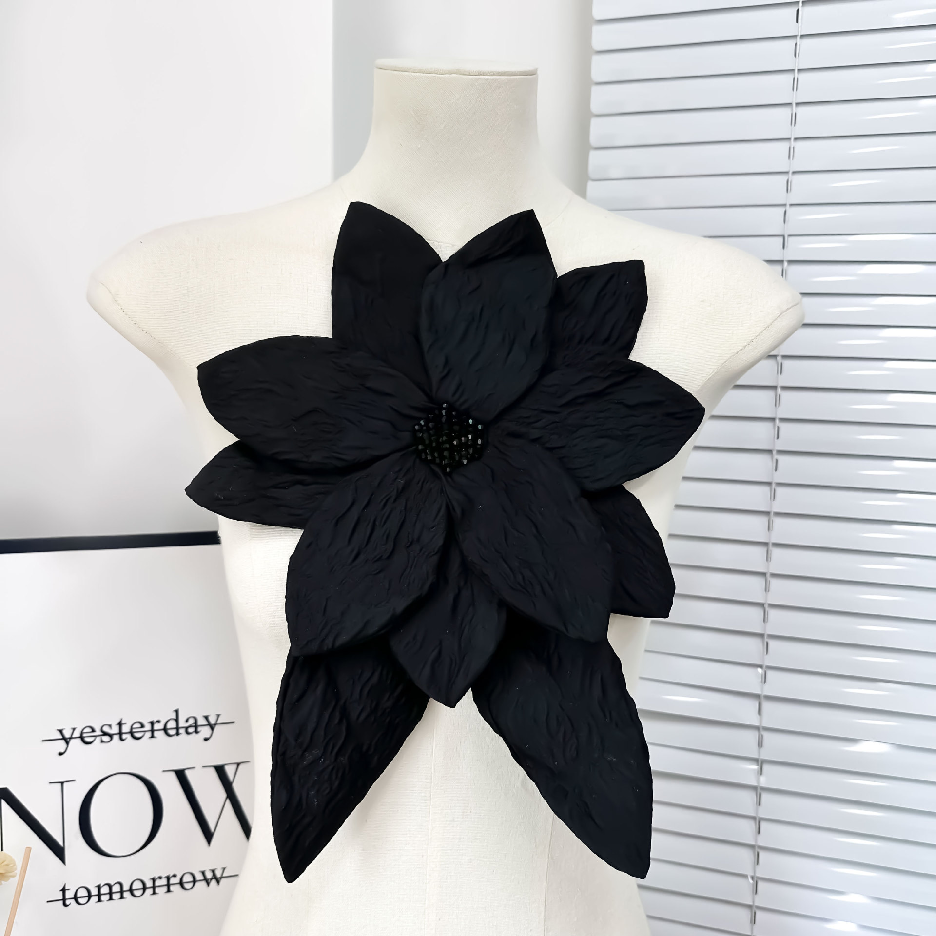 Venta al por mayor directa de vestidos plisados pequeños de nuevo estilo para mujer, con apliques florales grandes y accesorios de decoración para vestidos con cuentas DIY. image 3