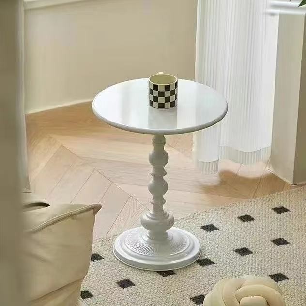 Sofá americano, mesas redondas medievales, balcón, mesa de té, esquina minimalista, sala de estar