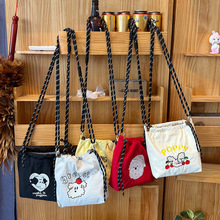 春季新款时尚刺绣便携式尼龙手机时尚百搭包抽绳束口袋斜挎包