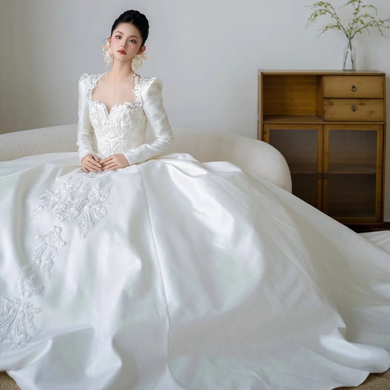 Vêtements pour femmes nouveau style mariée petit voile principal français rétro satin automne et hiver style haut de gamme blanc traînant_voghion.com