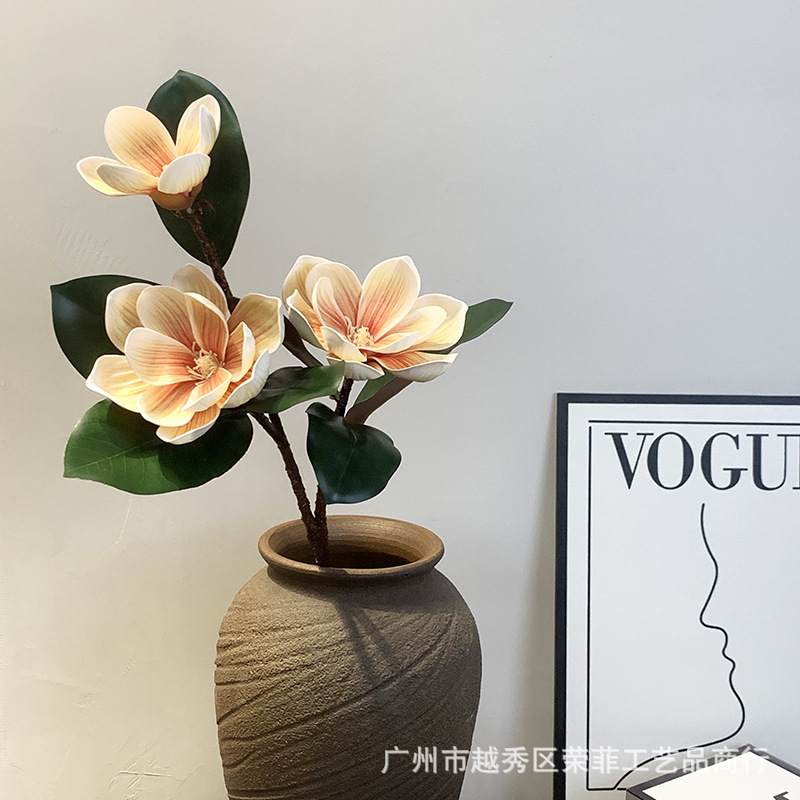 Simulación de flores magnolia sensación de mano 3D de alta calidad con hojas de simulación 3 cabezas magnolia decoración de la sala de estar de boda del hotel