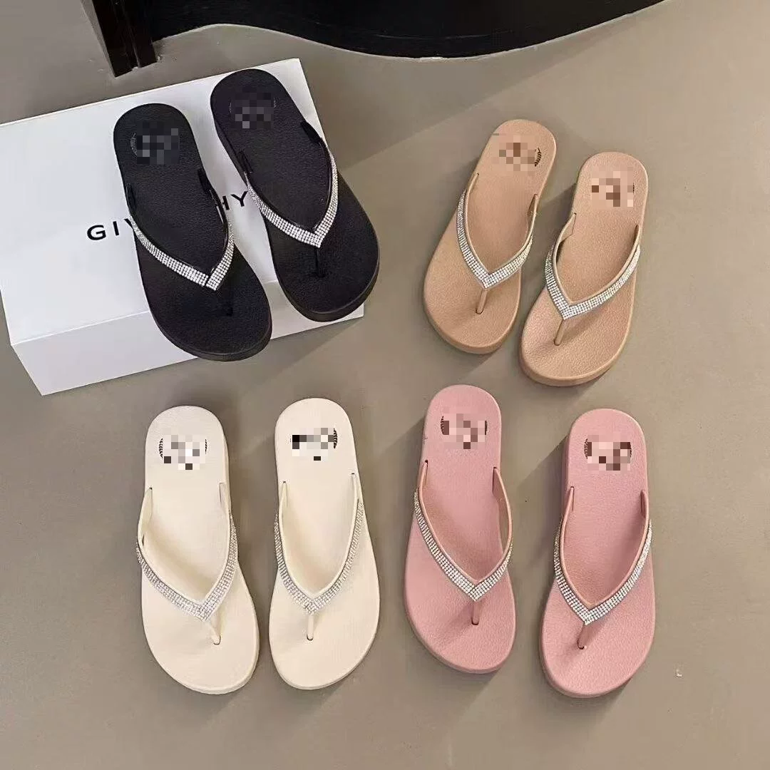 Новые летние пляжные шлепанцы на толстой подошве с корейским дизайном, дышащие, с мягкой подошвой и стразами для женщин.