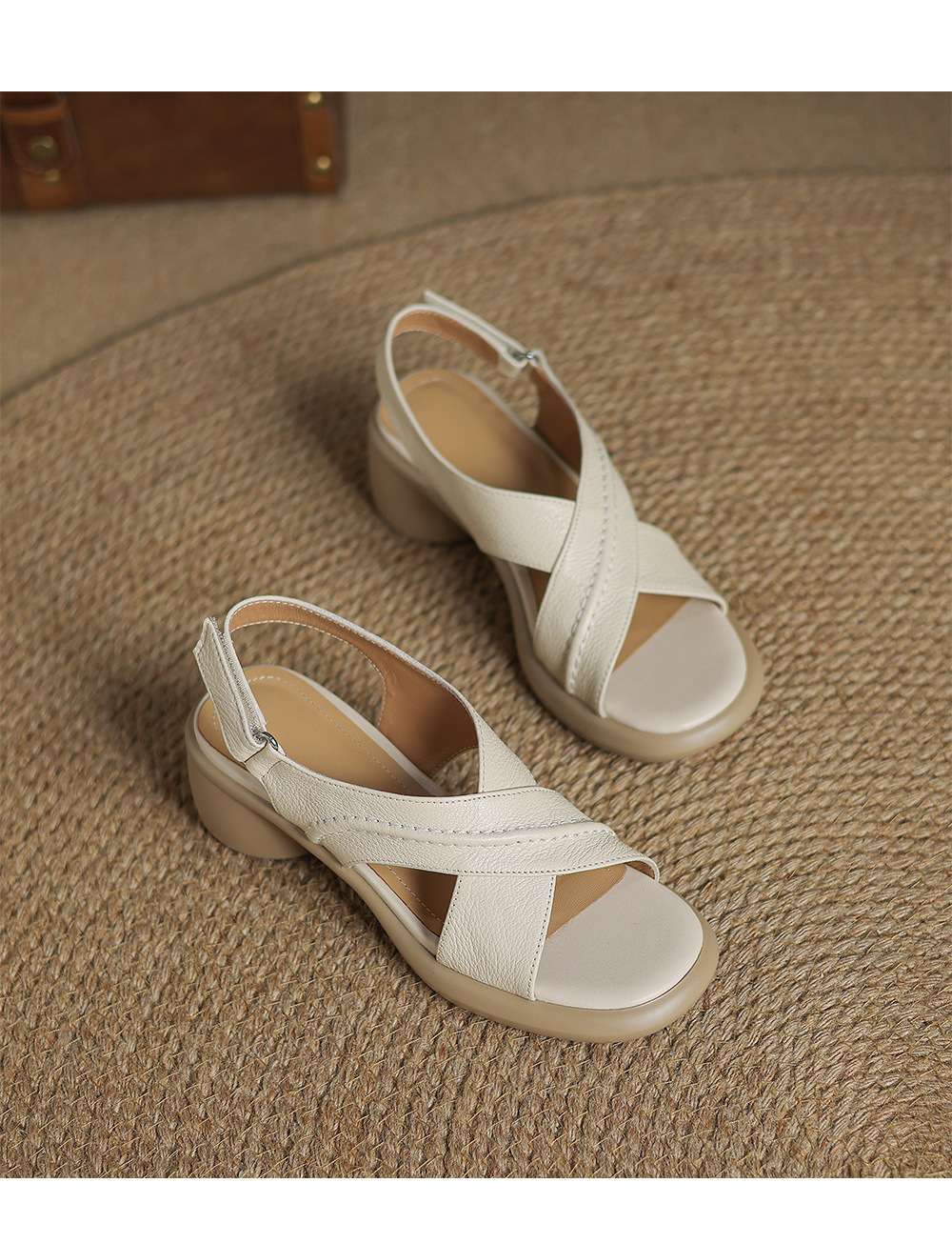 Sandal hở ngón gót thô da cừu quai ngang La Mã đế dày gót 6 cm — Màu trắng be chi tiết 14