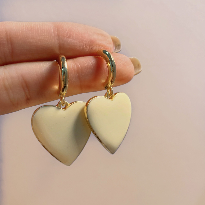 1 Pair Retro Heart Shape Alloy Women's Earrings display picture 3