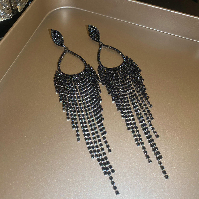 Pendientes de borla de gota de agua de diamante de viento oscuro largo de aguja de plata Pendientes de moda de lujo ligero Pendientes exagerados de temperamento de alta calidad