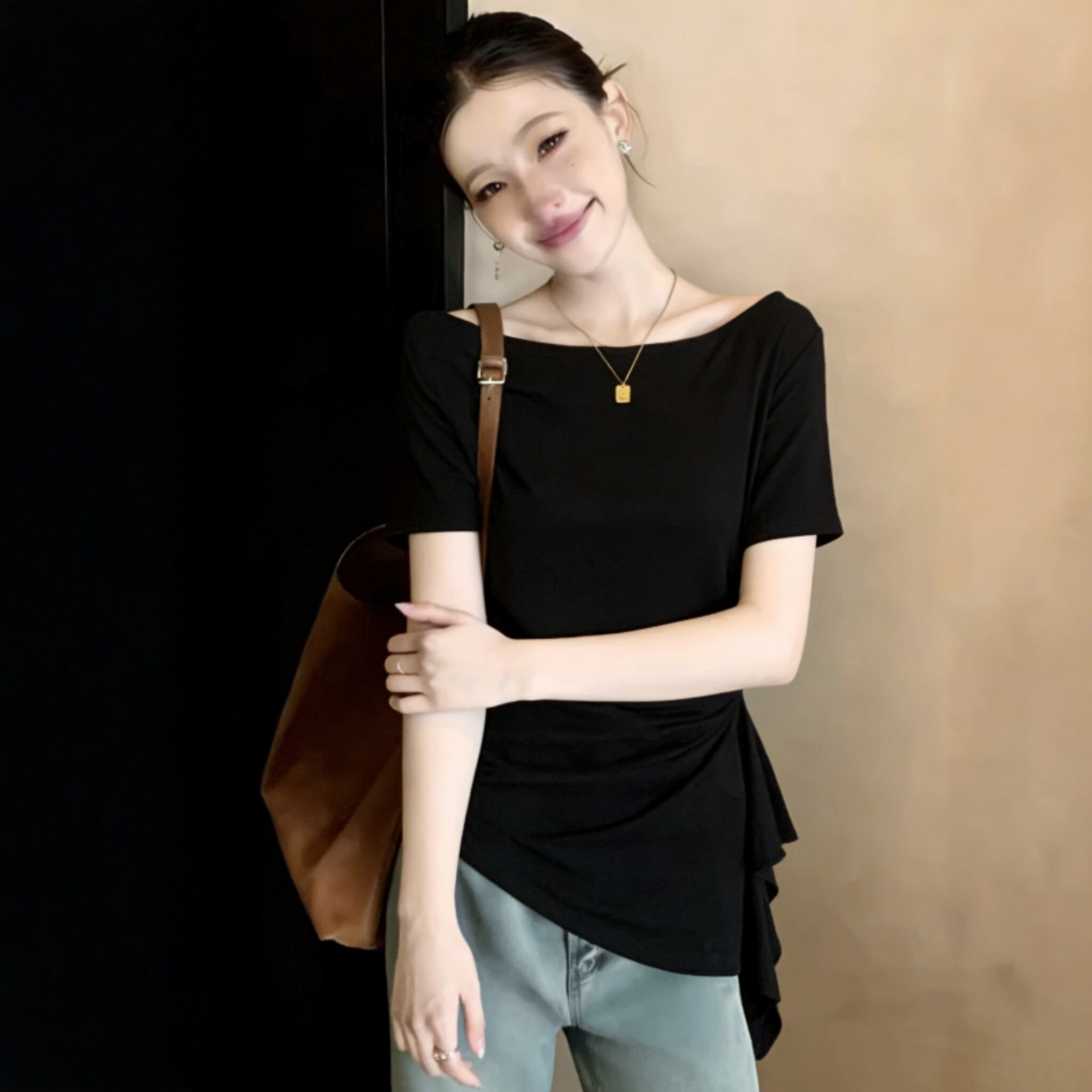 Áo thun nữ cổ yếm tay ngắn, phom rộng eo thắt, che bụng — màu đen chi tiết 4