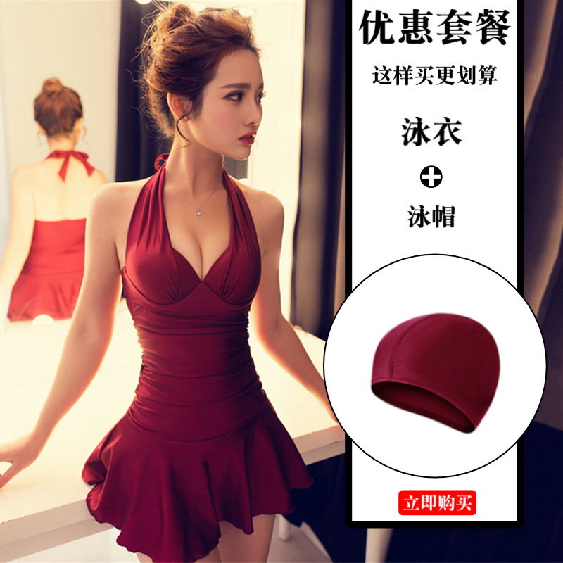 水着の女性の新型のワンピースのスカート式は腹を遮って痩せています。|undefined
