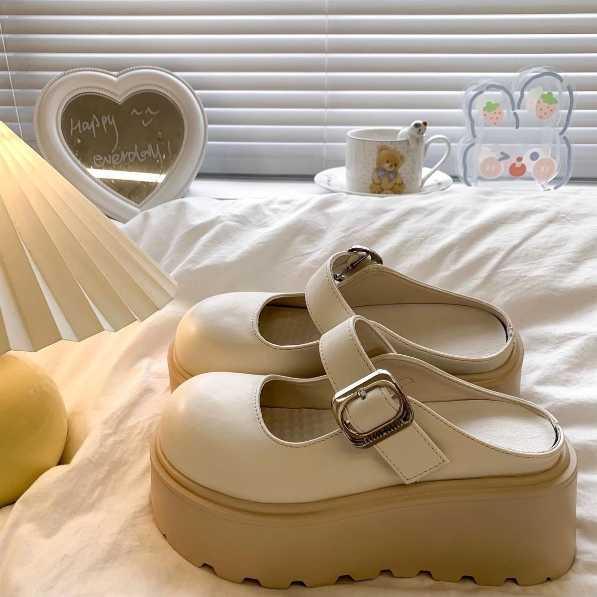 Coreano Fairy Wind Bag Zapatillas 2025 nuevo zapatos de mujer tendencia de moda cabeza redonda altura delgada zapatos de moda