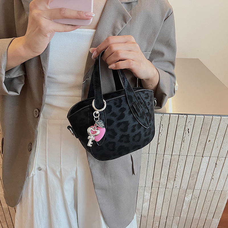 Retro nicho leopardo bolso de cubo de mujer otoño invierno 2025 nuevo tipo de bolso de cestas de verduras de mano bolsa de hombro casual mochila moda