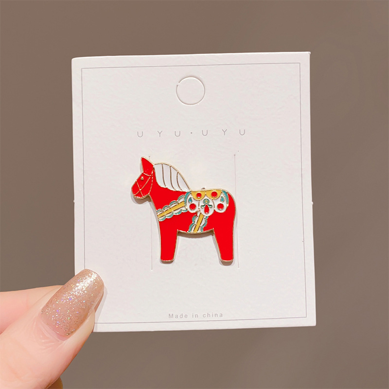 Nueva 2026 insignia del año del caballo, mascota de la marea nacional, ropa encantadora, broche, bolsos, accesorios, regalos de Año Nuevo