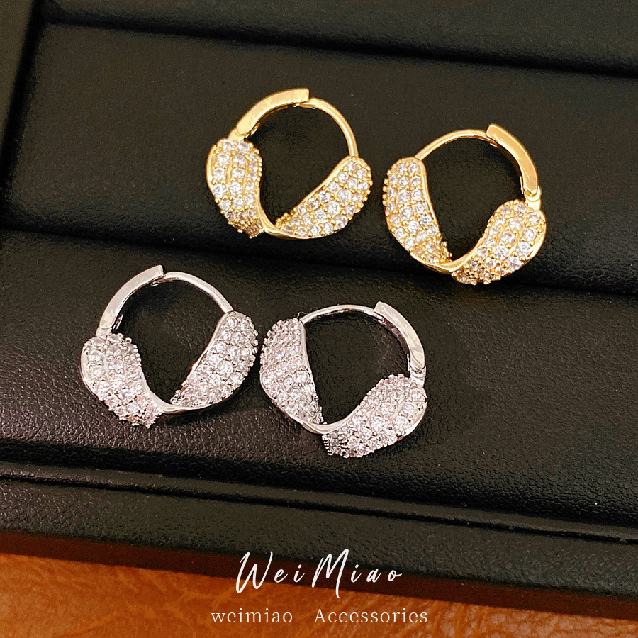 18K oro real electronite torcido pendientes redondos brillo personalidad temperamento pendientes ligero lujo alta sensación de auriculares