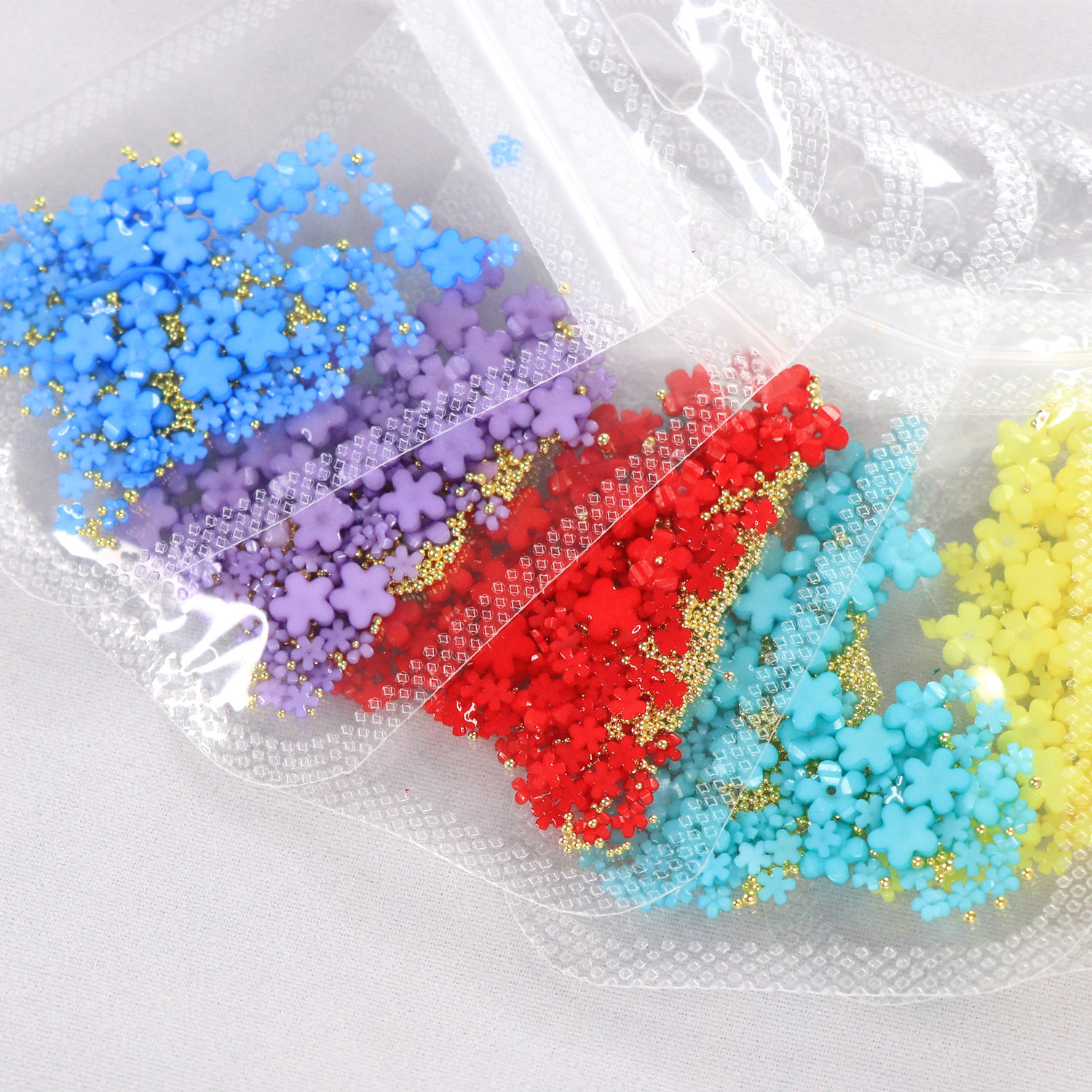 Blanco flor pequeña joyería de uñas de resina tridimensional de cinco pétalos tamaño de la flor mezclada con oro y plata cuentas de acero