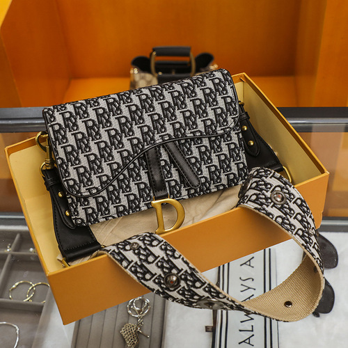Bags 2024 New Trendy Crossbody Chest Bag Female Internet Celebrity Celebrity Waist Bag Chain Bag Saddle Bag