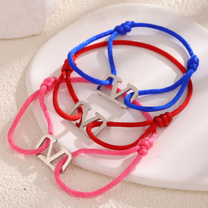 Nueva venta caliente simple cuadrado en forma de V hueca cuerda de mano tejida moda para mujer pulsera de acero inoxidable de nicho joyería
