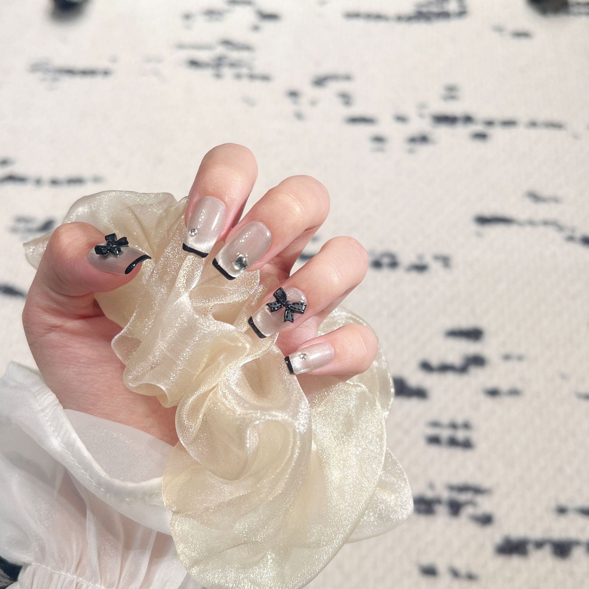 Uña hecha a mano pura arco de ojo de gato terapia de luz de uñas de alto nivel color sólido negro es un estilo de lujo ligero chino