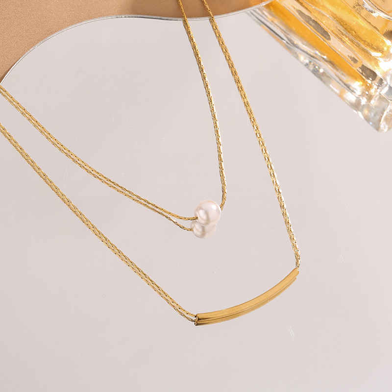 Colar em camadas minimalista com correntes delicadas_voghion.com