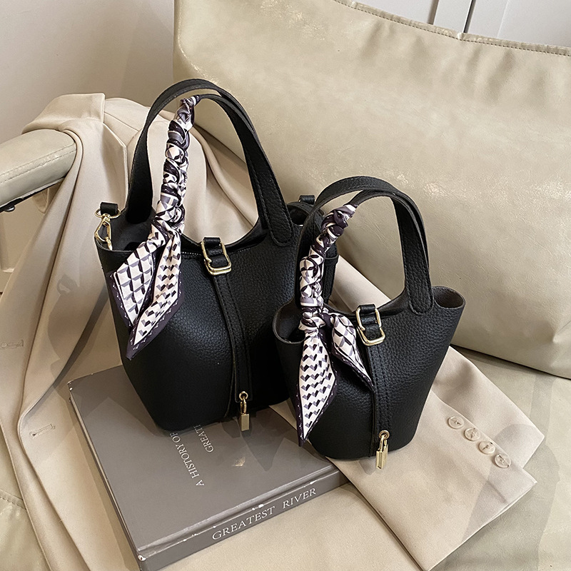 2025 nueva versión coreana de la bolsa de cubo portátil de nicho, moda femenina, bolsa de mensajero explosiva, bolso de hombro de todo fósforo de cercanías