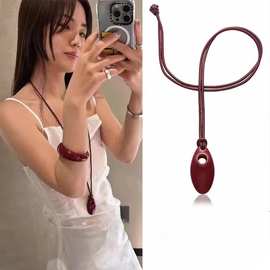 韩国ins博主同款酒红色吊坠项链小众设计高级感2024新款配饰女款