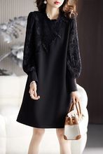 大码气质减龄减龄盘扣拼接蕾丝圆领长袖中长款连衣裙女秋新款