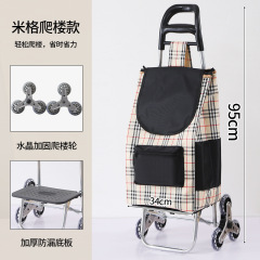 買い物をして野菜を買って車を引っ張る家庭用のショッピングカートを買って車を引っ張る