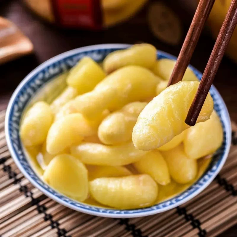 В соусе налить три цилиндра ягоды лайчи и имбиря бутоны Шаньдун Цзыбо, кисло-сладкие бутоны имбиря, нежные имбирные зубные уксусы, чипсы кимчи