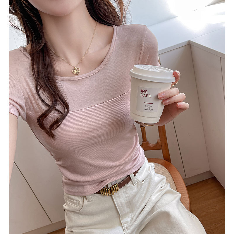엄선된 달콤하고 매콤한 살짝 시스루한 디자인의 여성용 반팔 티셔츠, 주름진 허리, 슬리밍, 순수한 욕망, 오른쪽 어깨 라운드 넥 이너 탑
