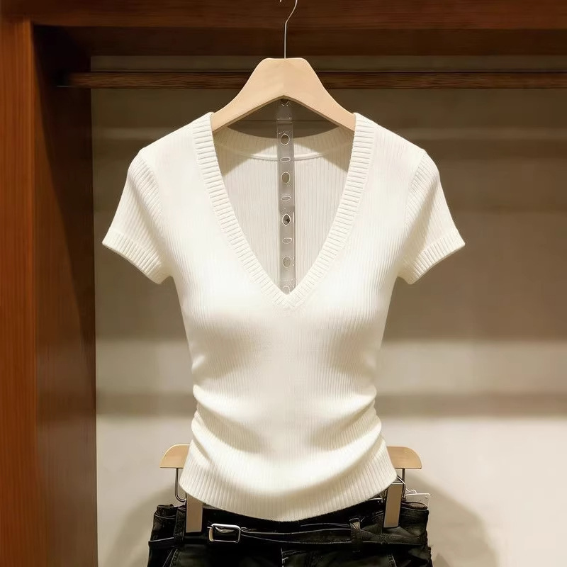 Retro Chic Popular V-Neck Short-Sleeve Solid Color Knit Top for Women, New Summer Style, Super Stylish and Slim-Fitting Trendy Top Retro Chic Popular V-Neck Short-Sleeve Solid Color Knit Top for Women, New Summer Style, Super Stylish and Slim-Fitting Trendy Top