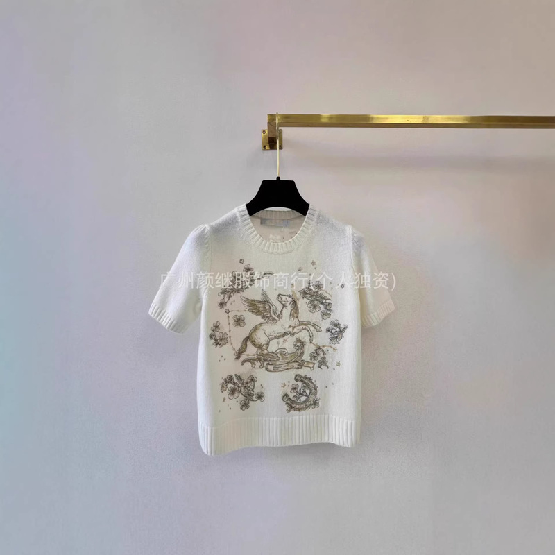 In-Stock Real Photos D Brand +26 Early Spring Stylish Flying Horse Embroidered Letter Round Neck Short-Sleeve Soft Wool Knit Top for Women In-Stock Real Photos D Brand +26 Early Spring Stylish Flying Horse Embroidered Letter Round Neck Short-Sleeve Soft Wool Knit Top for Women