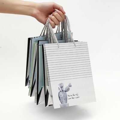 卡通女孩包装纸袋 手提式中号横款购物礼品袋大号通用纸袋批发|ru