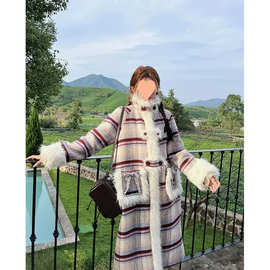 2025秋冬新款撞色毛毛格子设计感大衣宽松保暖显瘦减龄毛呢外套女