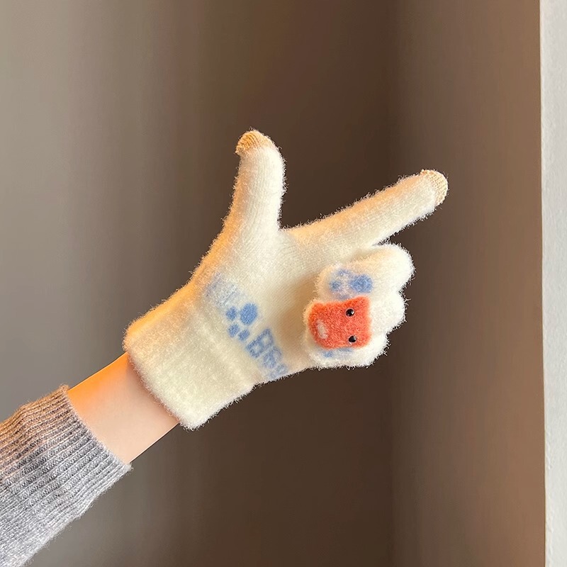 かわいいぬいぐるみ手袋の女性は冬に保温を厚くして、タッチパネルのニット毛糸に乗ることができます。|undefined