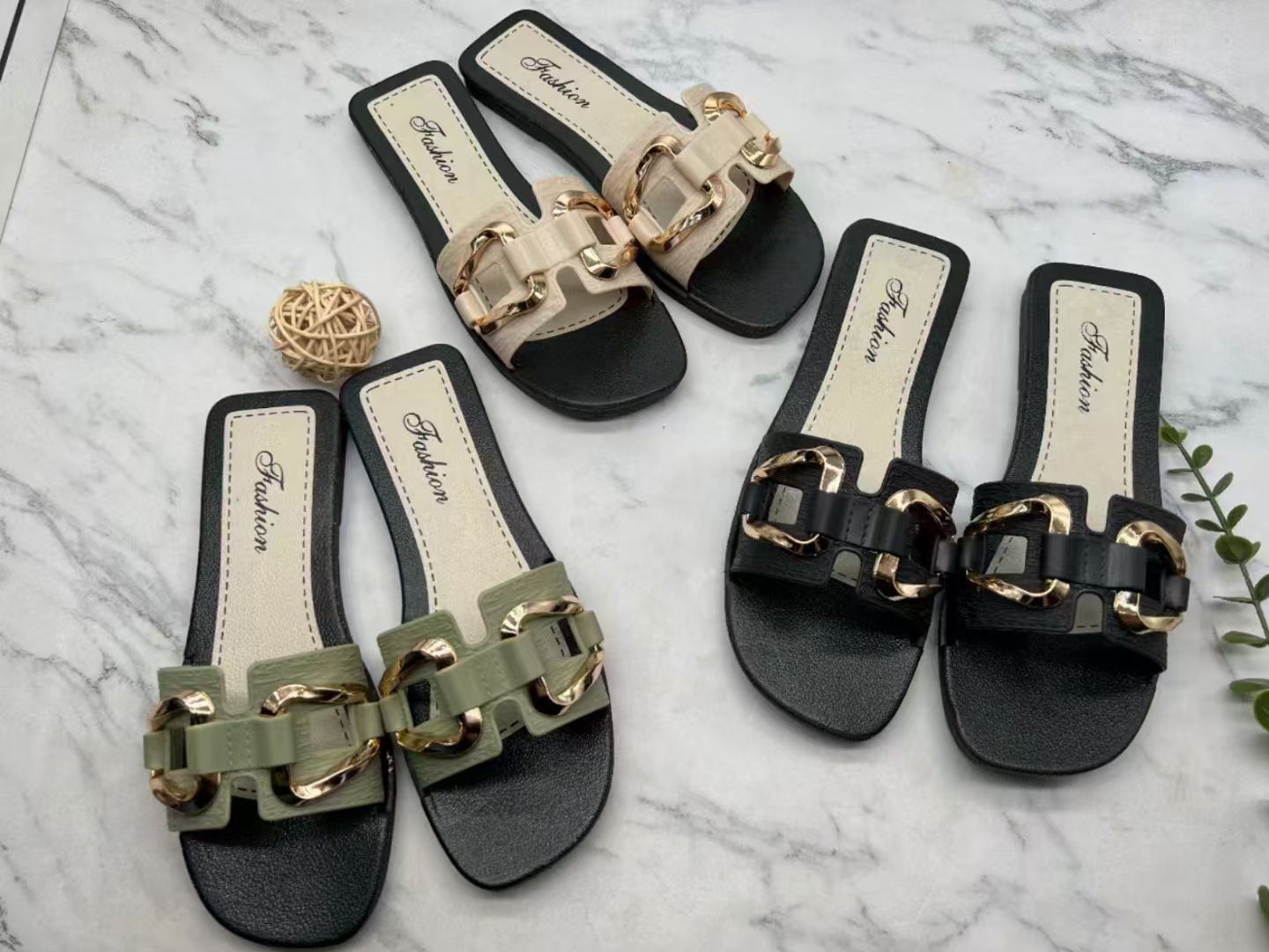 Cross-border 2024 hebilla zapatillas de verano nuevo estilo romano damas moda femenina ropa exterior sandalias y zapatillas fondo plano