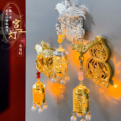 新中国式古風発光宮灯籠文創冷蔵庫に鳳凰牡丹を貼って、観光記念品を並べます。