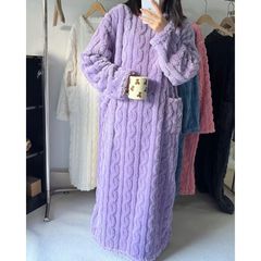 冬のパジャマにベルベットをつけて、サンゴのベルベットの長いパジャマのバスローブを厚くして、カジュアルでゆるい保温の長いパジャマの家の服を着ます