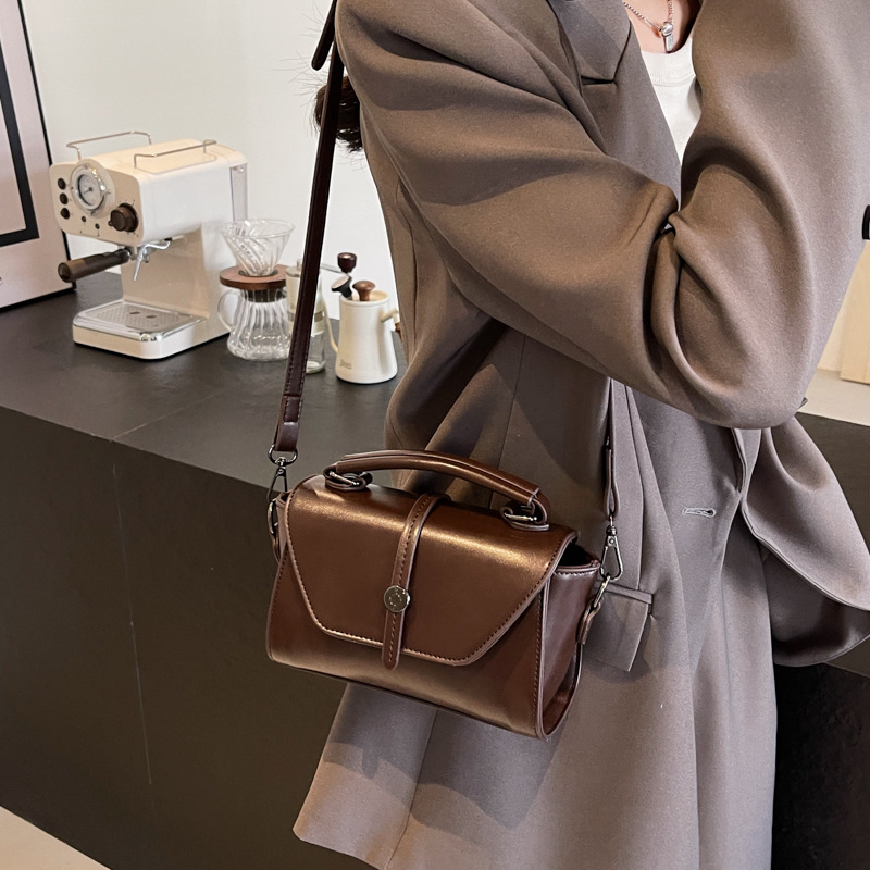 Bolso de moda de gama alta para mujeres 2024 nuevo portátil todo partido retro pequeño bolso cuadrado nicho diseño bolso de hombro