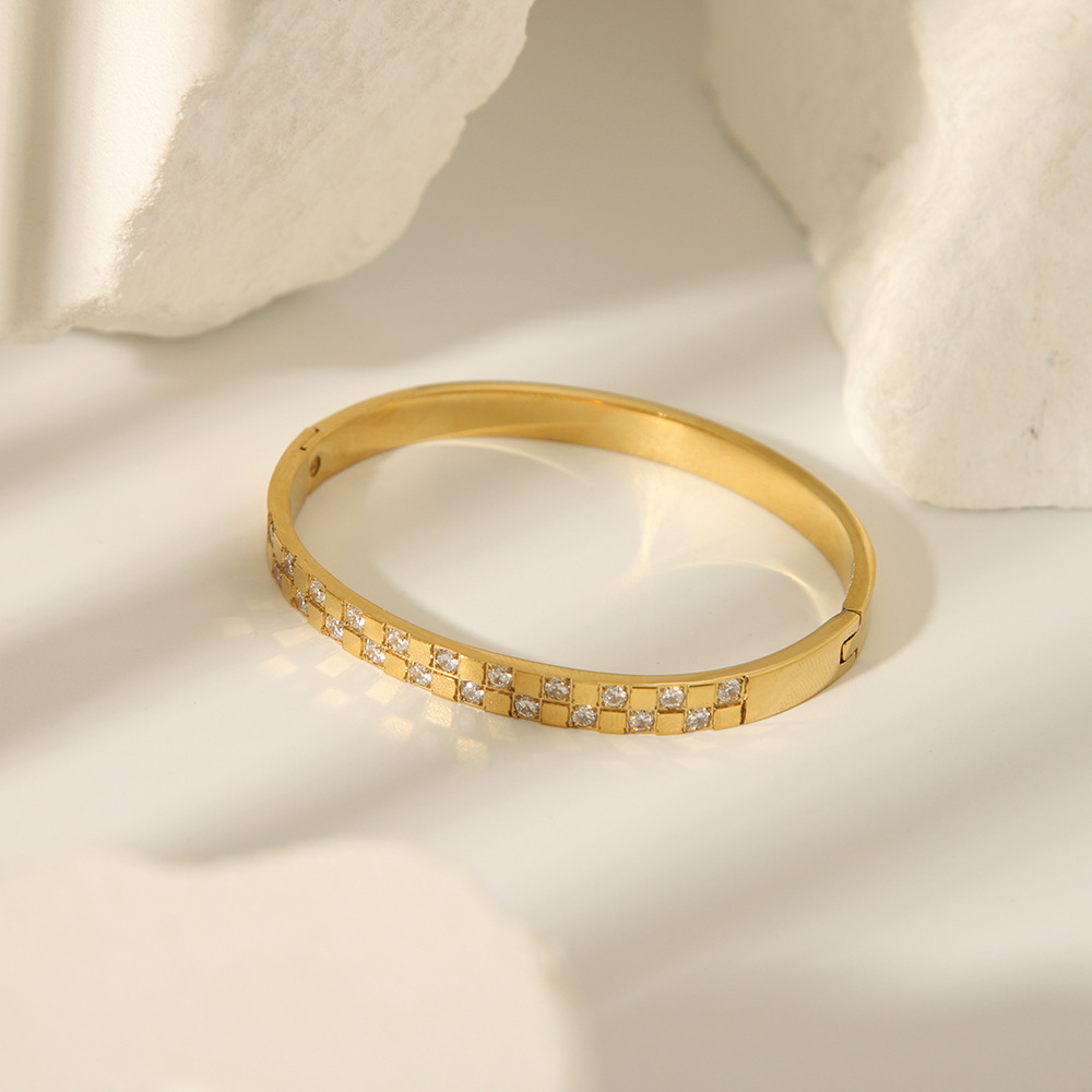 Personalidad Europa y América versión ancha moda de doble fila con incrustaciones de circón cuadrado geométrico pequeño tablero de ajedrez de acero de titanio pulsera simple para mujer