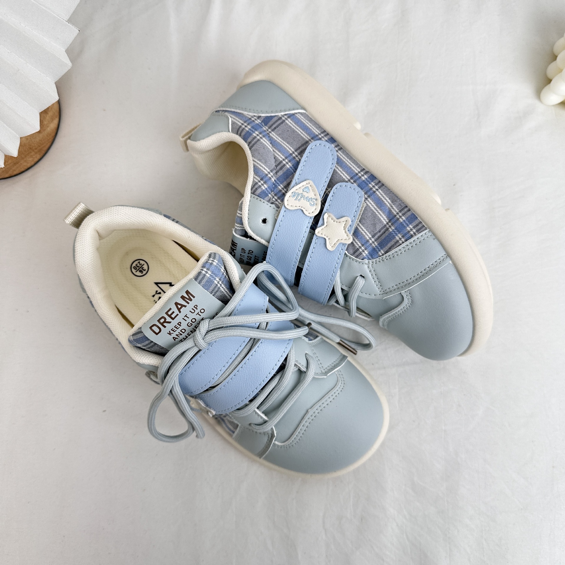 Yuanbo2025 primavera estudiantes zapatos de skate de cabeza cuadrada de fondo plano para mujeres estilo de Hong Kong casual versátil velcro zapatos de lona image 7