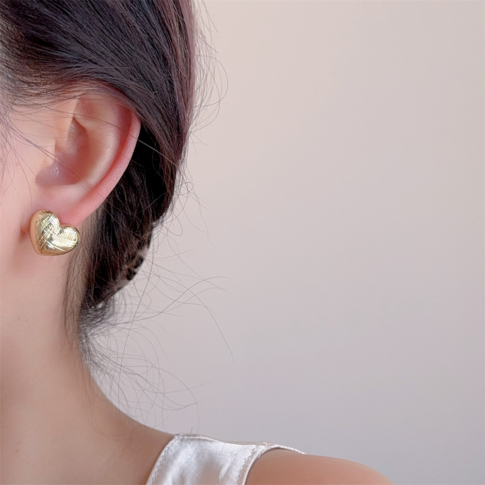 All Seasons Season 1 Pair Sweet Classic Style Heart Shape Plating Alloy Ear Studs