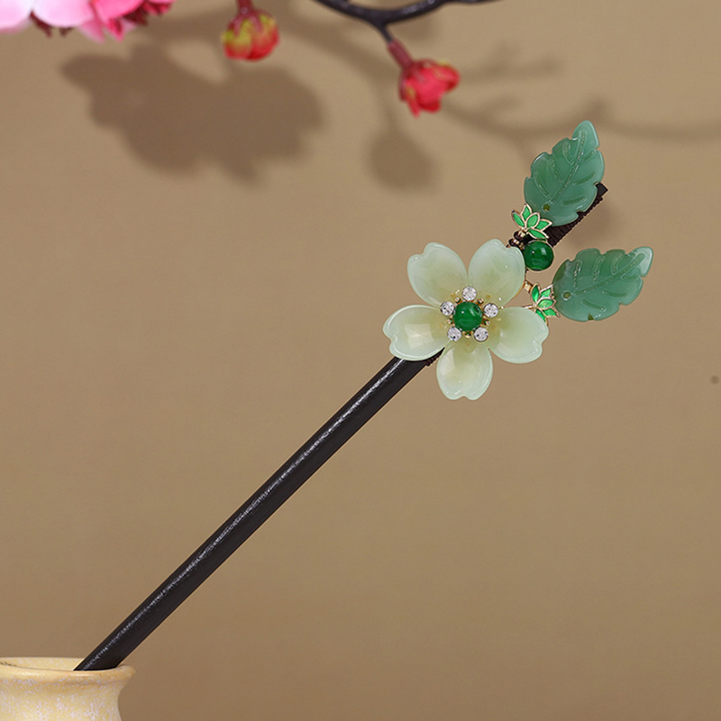 古風のかんざしの流蘇歩は木のかんざしを揺らします。|undefined
