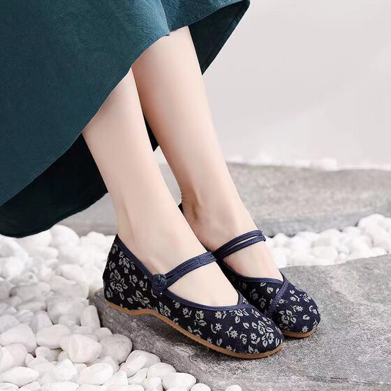Spot old Beijing cloth shoes with soft soles women's embroidered shoes with cow tendons and embroidered shoes with ethnic style Inner height increasing square dance shoes for mothers