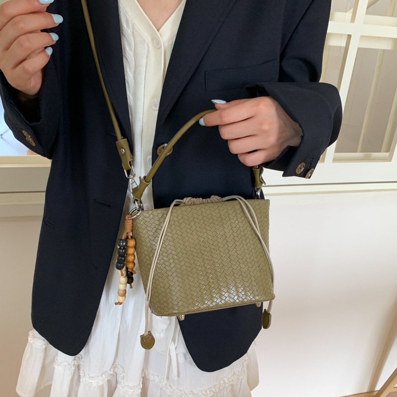 Transfronterizos bolsos de cubo de cuerda bolsos de mujer versátiles bolsos de mano otoño e invierno 2025 nuevo tejido mochila de viaje