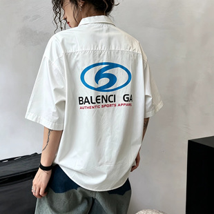 �羳���Qԭ�˰���b���{ɫ�՘���ĸLOGOӡ�����I�����_���r����Ů
