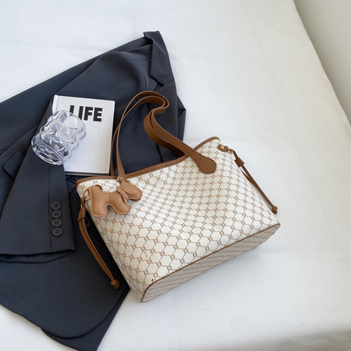 Large-capacity bag for women in autumn and winter new fashion commuter shoulder bag retro printed European and American handheld tote bag