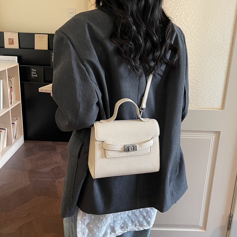 Sentido diario bolso pequeño para mujeres nuevo 2026 textura bolso de mano de transporte de moda ocio de hombro de tramo inclinado gris