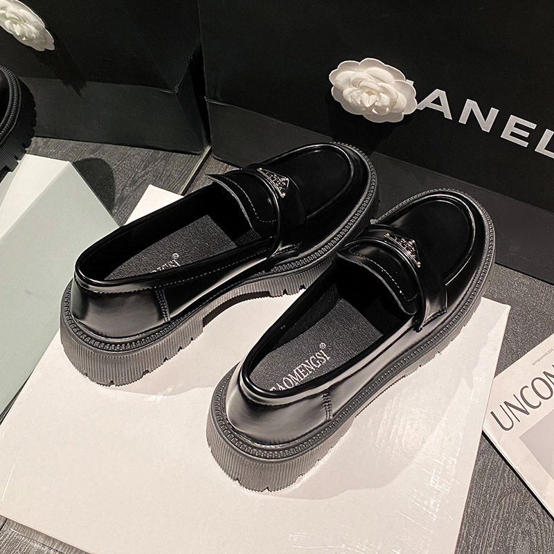 Giày lười nữ mũi tròn đế cao gót vừa 3–5 cm, da lìa logo tam giác — Màu đen