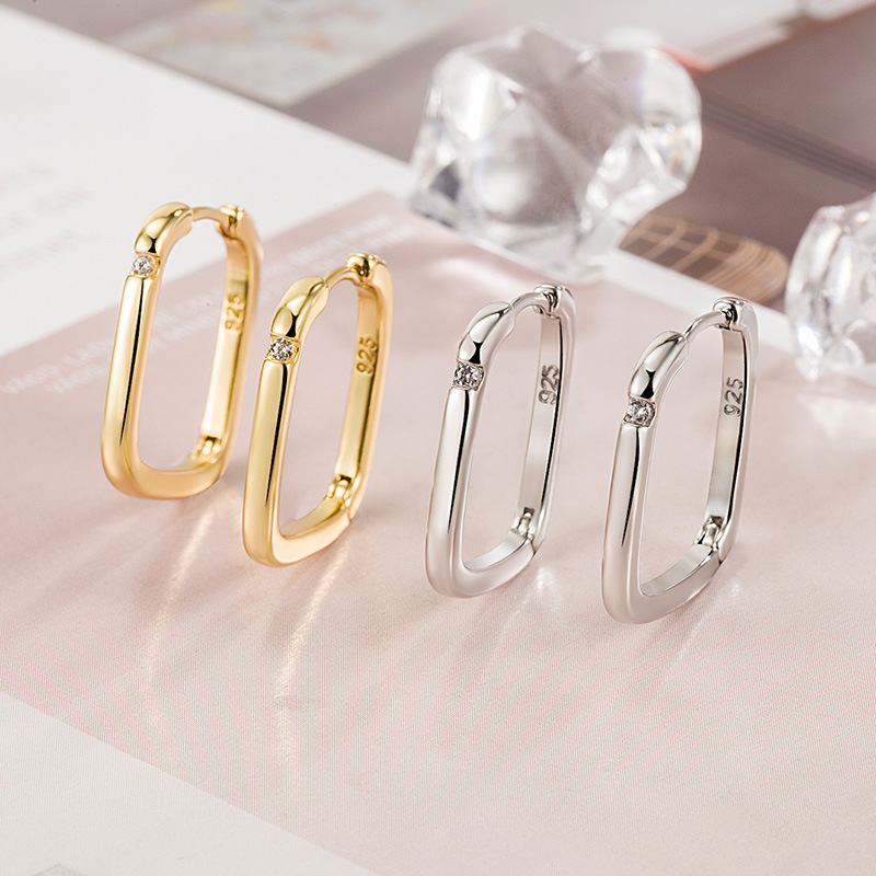 Square Earrings with Sparkling Diamonds for Women, Korean and Japanese Niche Design, High-End Style, Versatile for Everyday Wear, Minimalist and Understated