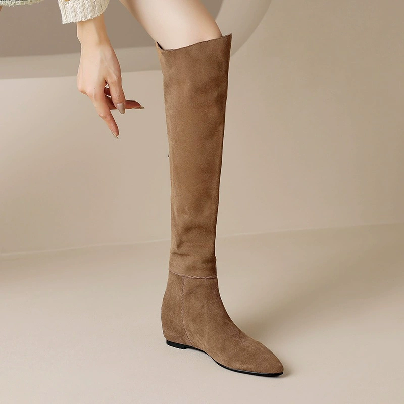 Ветер отходов ретро с длинными сапогами на коленях женский 2024 осень и зима новая мода тонкая и заостренная, чтобы увеличить сапоги