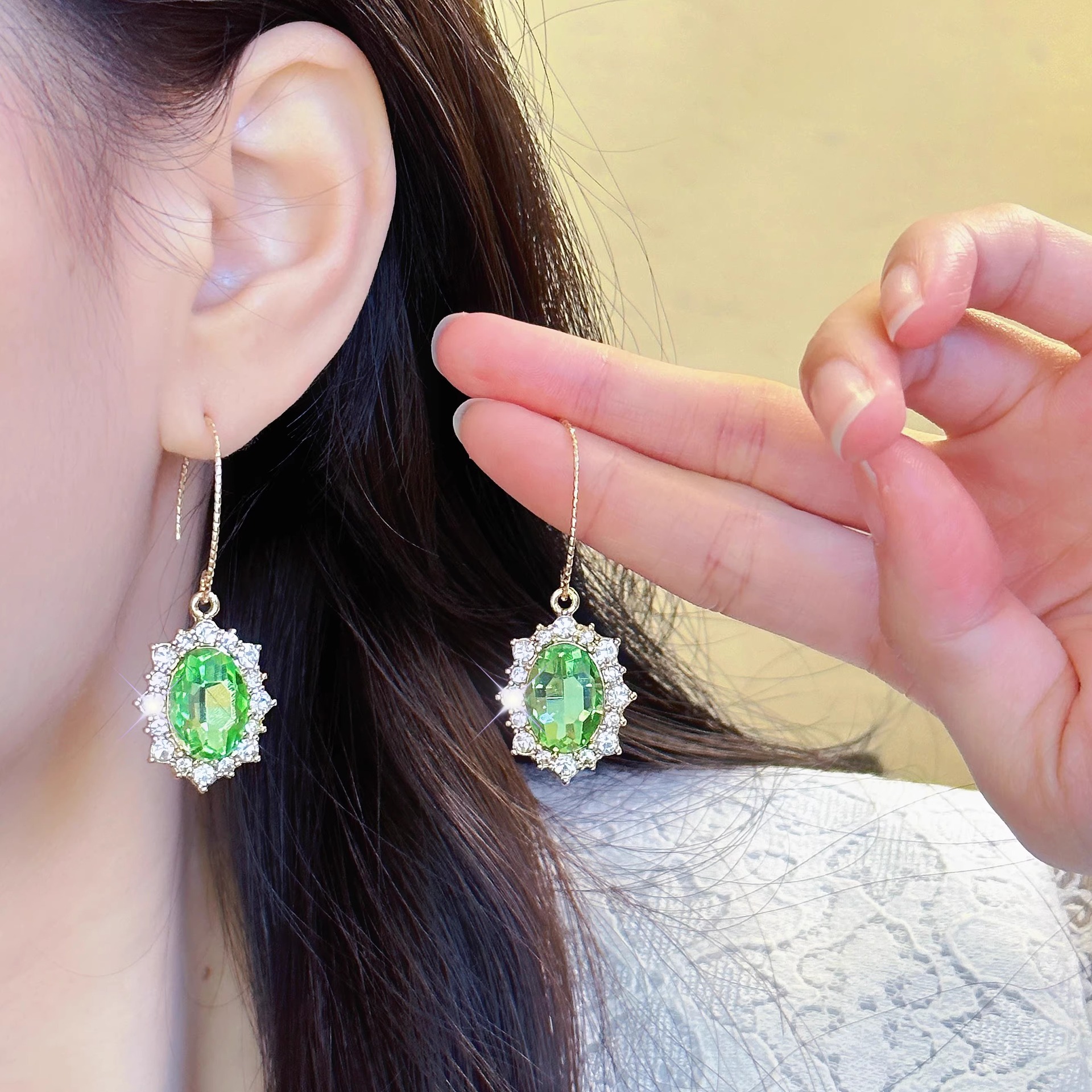 Retro elegant green fashionable earrings